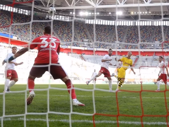Pha lắc đầu 3 điểm của Haaland cho Dortmund