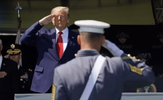 Tổng thống Trump trong buổi lễ tốt nghiệp tại Học viện Quân sự Hoa Kỳ - Ảnh: Reuters