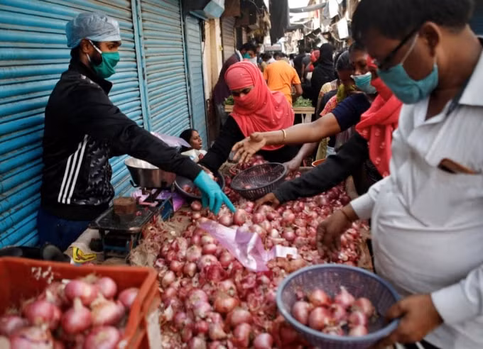 Cuộc sống đang trở lại trạng thái bình thường mới ở khu ổ chuột Dharavi - Ảnh: Reuters