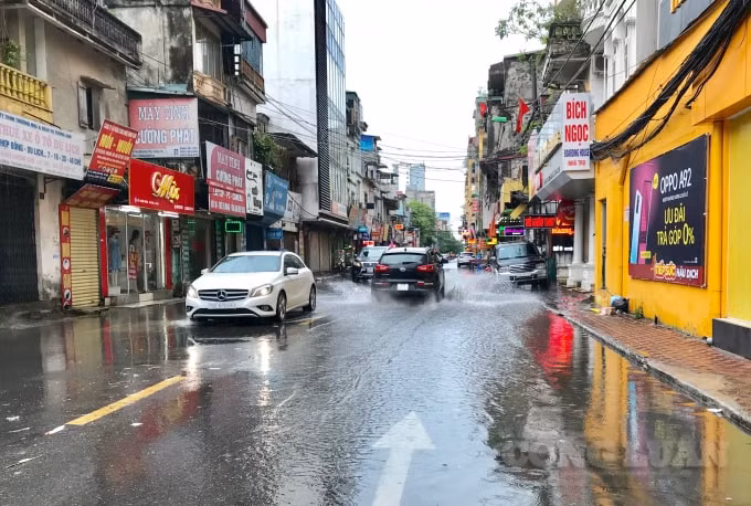 Tình trạng ngập úng xuất hiện dọc tuyến đường Chiến Thắng (phường Văn Quán, quận Hà Đông)