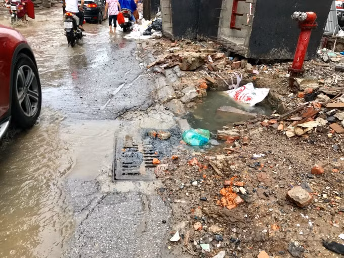 Nước cống trào ra bốc mùi hôi thối khiến người dân rất khó chịu, bên cạnh đó là tình trạng xuống cấp của tuyến đường, tiềm ẩn nguy cơ mất an toàn giao thông