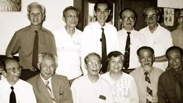 Ông Mười Hương (hàng đầu, thứ ba từ trái sang) cùng những tình báo Phạm Xuân Ẩn, Vũ Ngọc Nhạ, Lê Hữu Thúy... Ảnh tư liệu: Tiền phong
