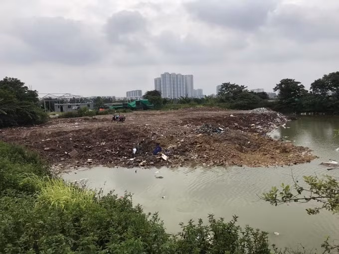 Ngay sát khu đất sai phạm, đất nông nghiệp tiếp tục bị san lấp và xây dựng các công trình khác