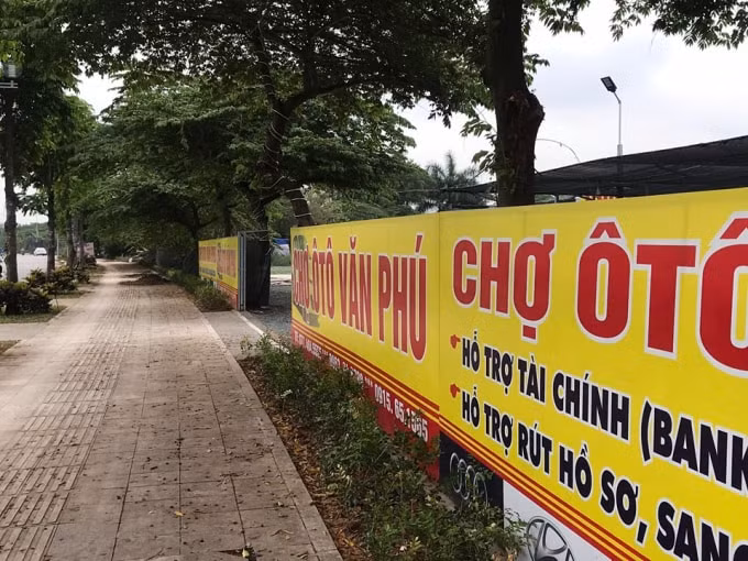 Khu vực bãi tập kết xe đề 