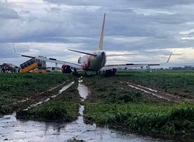 Máy bay của hãng hàng không Vietjet Air trượt khỏi đường băng. Ảnh: TL