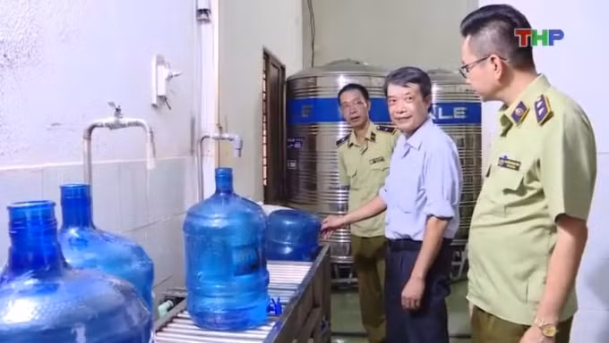 Cơ quan chức năng kiểm tra, phát hiện Công ty TNHH Phúc Hà lấy nước từ mương nước thải để sản xuất. Ảnh Truyền hình Hải Phòng.