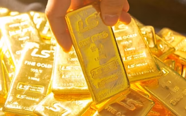 Giá vàng thế giới tăng mạnh vượt mốc 1.730 USD/ounce. Ảnh: TL