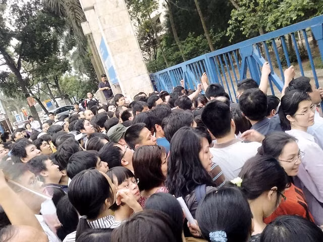 Cha mẹ học sinh 'chạy' hộ khẩu, xin trường học cho con. Ảnh: TL.