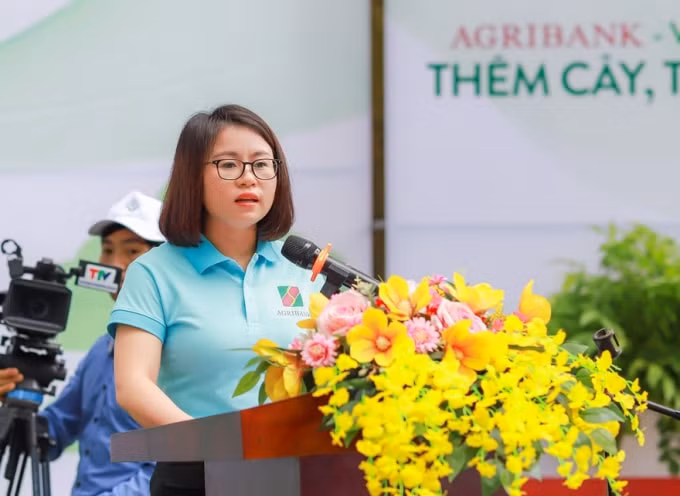 Bà Nguyễn Việt Hà - Giám đốc Agribank Tuyên Quang&nbsp;chia sẻ tại buổi lễ phát động trồng cây xanh.