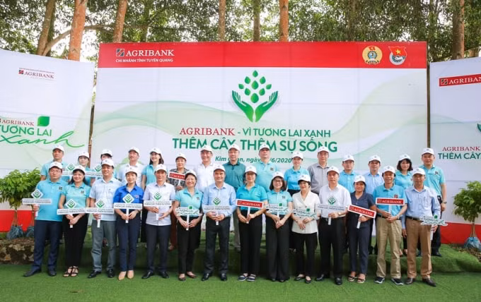 Các đại biểu tham dự Lễ phát động chương trình trồng cây xanh tại Tuyên Quang.