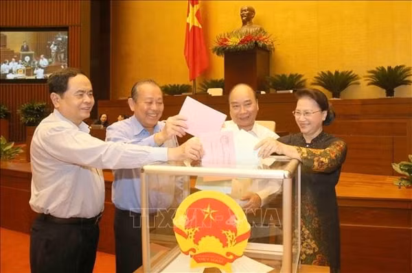 Thủ tướng Nguyễn Xuân Phúc, Chủ tịch Quốc hội Nguyễn Thị Kim Ngân và các đại biểu bỏ phiếu sáng 11/6/2020. Ảnh: TTXVN