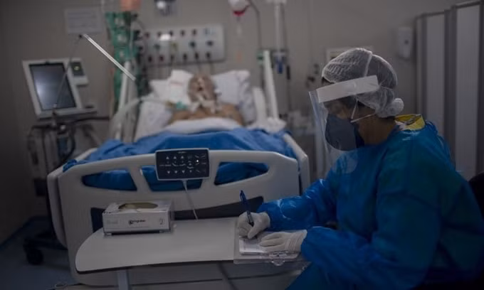 Nhân viên y tế điều trị cho một bệnh nhân trong phòng chăm sóc tích cực ở thành phố Marica, bang Rio de Janeiro, Brazil, hôm 5/6. Ảnh: AFP.