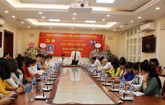 Đồng chí Nguyễn Anh Dũng – Phó Trưởng Ban Tuyên giáo Đảng ủy Bộ Xây dựng, Bí thư Chi bộ, Tổng Biên tập Báo Xây dựng phát biểu tại Đại hội.