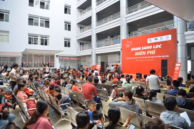 Những buổi khám sàng lọc bệnh tim miễn phí của Trái tim cho em thường thu hút rất đông người dân địa phương