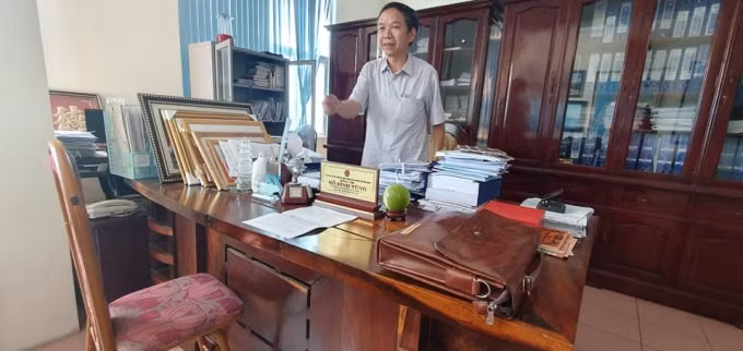 Ông Hồ Đình Tùng, Phó Chủ tịch UBND huyện Tĩnh Gia, tỉnh Thanh Hóa tại phòng làm việc