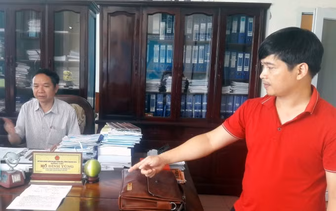 Bàn làm việc của ông Hồ Đình Tùng - nơi đối tượng ghi lại cảnh đưa tiền vào tay ông Tùng. Ảnh: Quang Duy