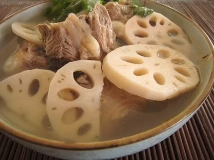 Củ sen là món ăn mát, bổ nhiều dinh dưỡng. Ảnh: TL.