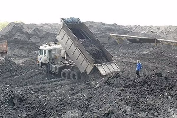Tro xỉ điện than chứa phóng xạ thủy ngân độc hại. Ảnh: TL.
