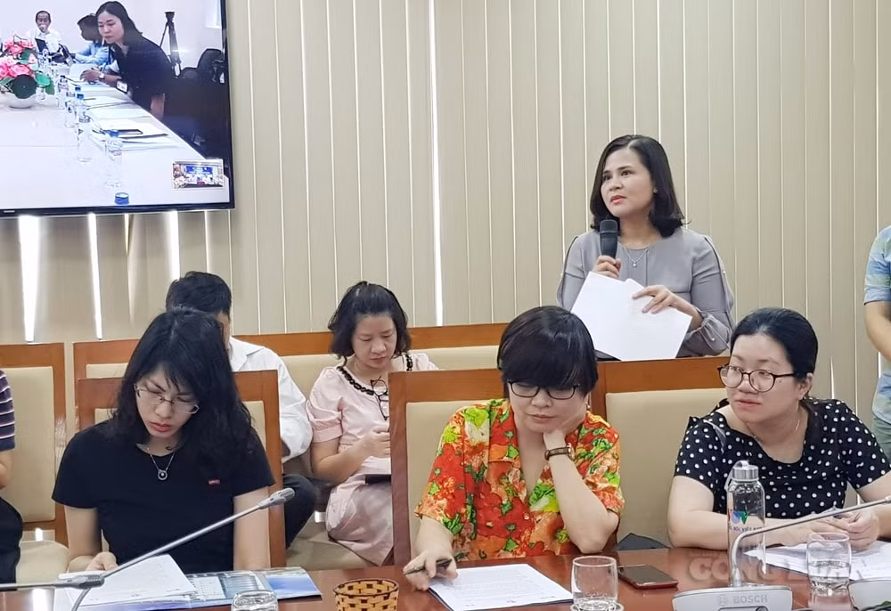 Nhà báo, phóng viên đặt câu hỏi cho ban tổ chức liên hoan.