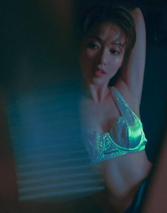 Cô nàng diện nội y cực nóng bỏng, khoe body cùng thần sắc ngút ngàn.