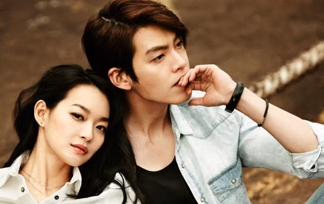 Hơn hai năm qua, bạn gái Woo Bin - diễn viên Shin Min Ah -&nbsp;cùng anh chống chọi&nbsp;bệnh tật.
