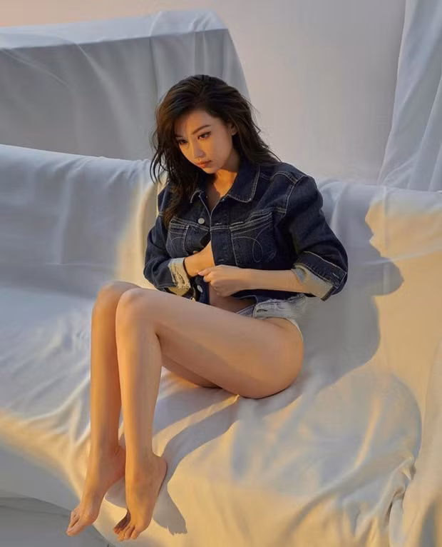 Cô nàng tự tin thả rông vòng 1.