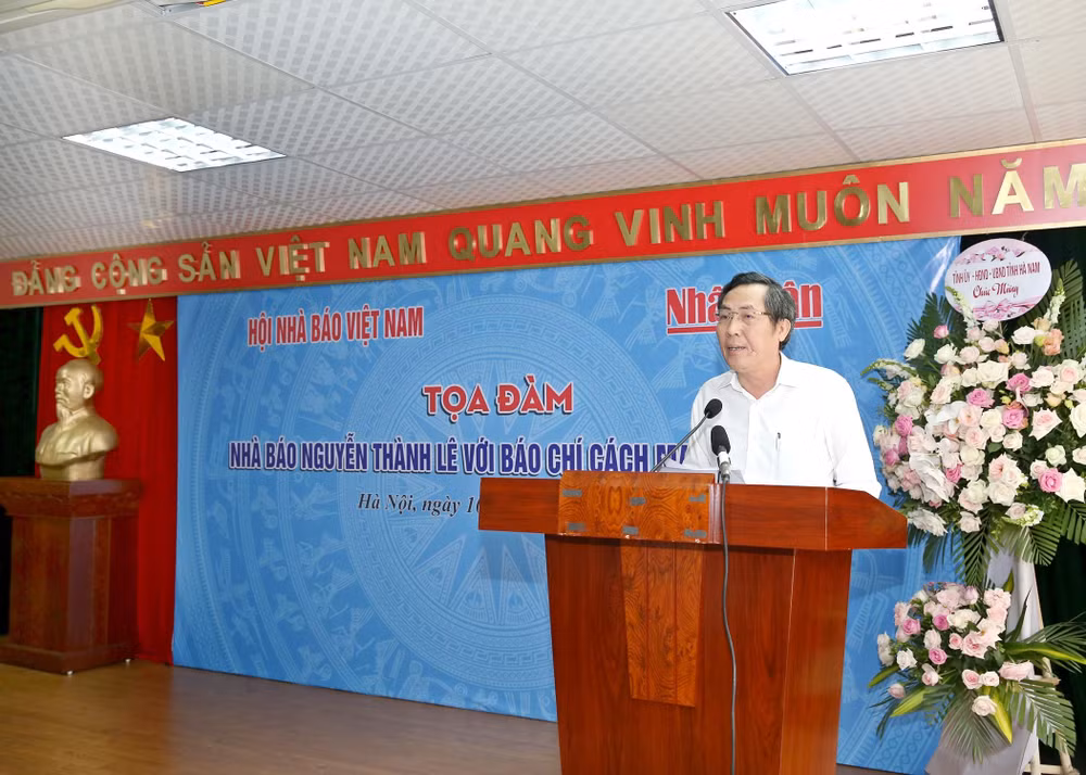 Đồng chí Thuận Hữu, Uỷ viên Trung ương Đảng, Tổng biên tập Báo Nhân dân, Phó Trưởng Ban Tuyên giáo Trung ương, Chủ tịch Hội Nhà báo Việt Nam phát biểu khai mạc buổi Tọa đàm(ảnh: Sơn Hải).