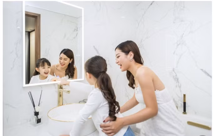 Phòng vệ sinh với các thiết bị mạ vàng tăng thêm phần sang trọng cho căn hộ