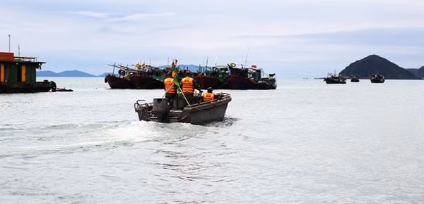 Cán bộ, chiến sĩ Đồn Biên phòng cửa khẩu Cảng Vạn Gia, Quảng Ninh tổ chức tuần tra, kiểm soát trên vùng biển thuộc địa bàn quản lý. Ảnh: TTO