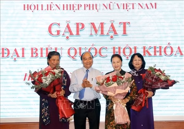 Thủ tướng Nguyễn Xuân Phúc tặng hoa chúc mừng Chủ tịch Quốc hội Nguyễn Thị Kim Ngân, Phó Chủ tịch nước Đặng Thị Ngọc Thịnh , Phó Chủ tịch Thường trực Quốc hội Tòng Thị Phóng (Chủ tịch Nhóm nữ Đại biểu QH Việt Nam). Ảnh: TTXVN