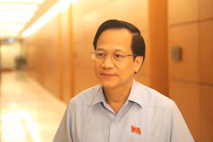 Bộ trưởng Đào Ngọc Dung trao đổi với báo chí