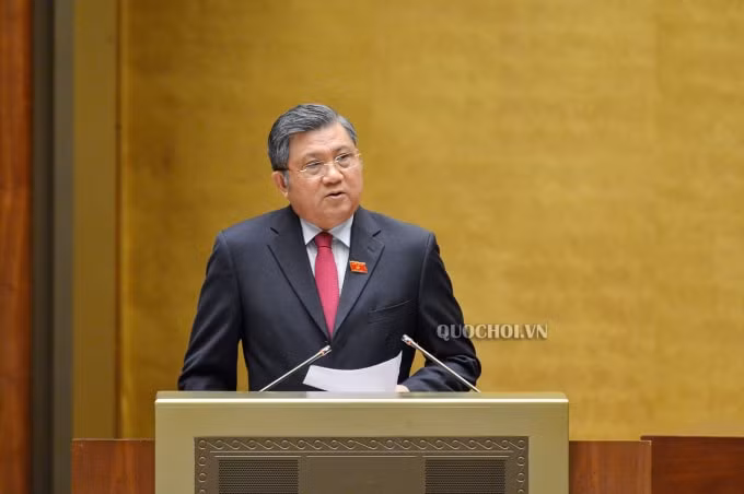 Chủ nhiệm Ủy ban Đối ngoại Nguyễn Văn Giàu trình bày báo cáo thẩm tra Dự án Luật Thỏa thuận quốc tế.