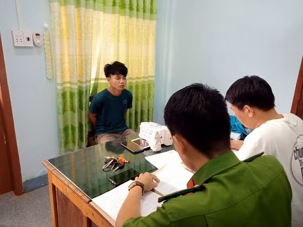Đối tượng Đinh Tiến Hùng tại cơ quan Công an. Ảnh: Công an tỉnh Đắk Nông