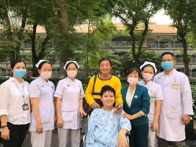 Nam học sinh cuối cùng nặng nhất trong vụ cây phượng bật gốc ở sân trường được xuất viện. Ảnh: TL.