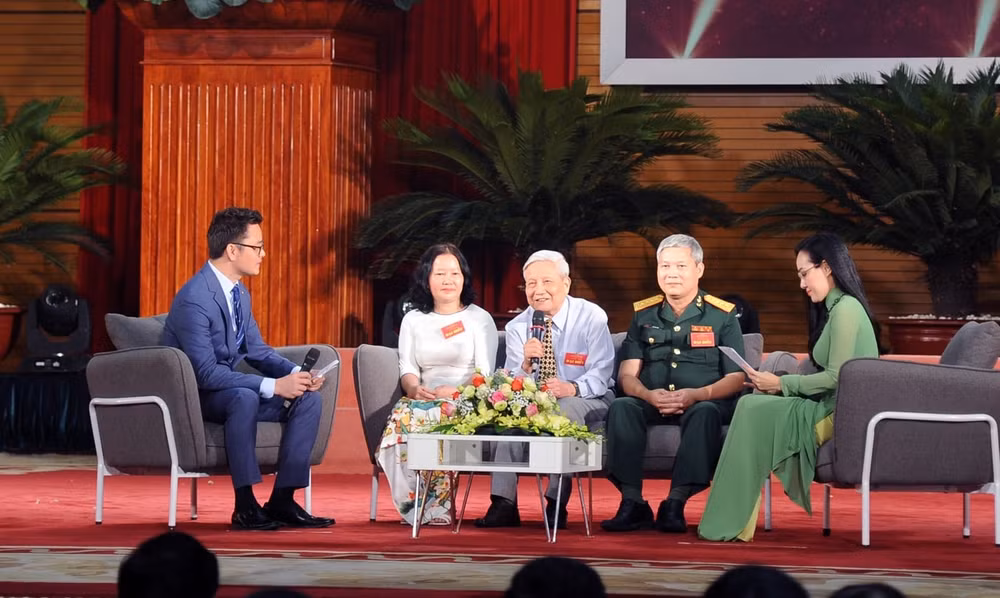 Nhà báo Hà Đăng, nguyên ủy viên Trung ương Đảng, Nguyên trưởng ban Tư tưởng văn hóa Trung ương phát biểu tại buổi giao lưu. Ảnh Sơn Hải