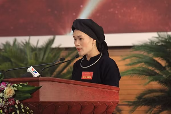 Nhà báo Vi Thuý Hường, báo Lạng Sơn chia sẻ tại hội nghị.