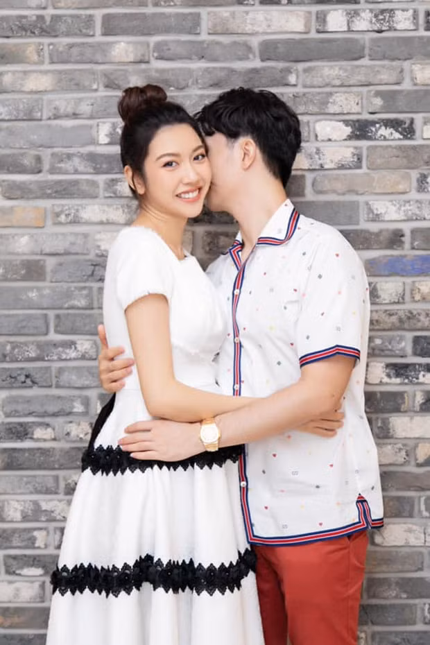 Mặc dù trong ảnh chồng sắp cưới của Á hậu đã cố dùng tay để che chắn bớt vòng 2, Thuý Vân cũng khéo chọn 1 chiếc váy xoè ở phần bụng, nhưng&nbsp;lộ vòng 2 lộ rõ.