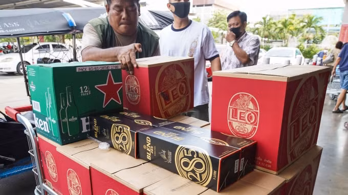 Các nhà hàng, khách sạn tại Thái Lan sẽ được phép phục vụ bia rượu, bắt đầu từ thứ Hai (15/6) - Ảnh: Reuters