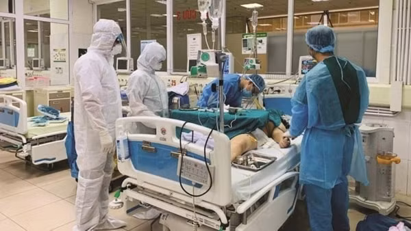 Các y bác sĩ trên tuyến đầu chống dịch Covid-19