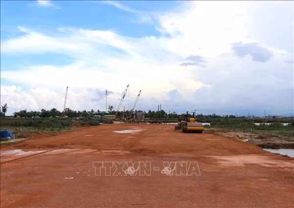 Một đoạn đường trên tuyến đường tránh phía đông thành phố Đông Hà. Ảnh: TTXVN