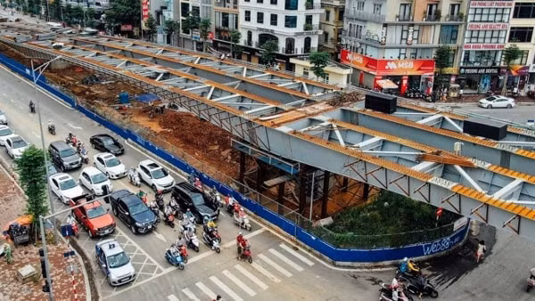 Cầu vượt Nguyễn Văn Huyên - Hoàng Quốc Việt có tổng mức vốn đầu tư 560 tỷ đồng dự kiến được đưa vào vận hành dịp lễ Quốc khánh 2/9