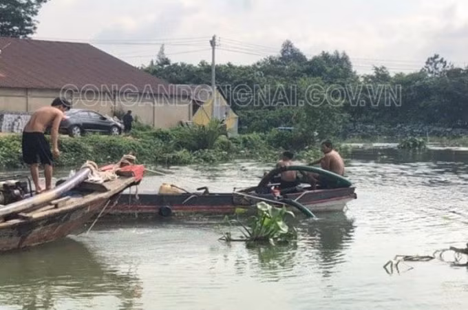 Lực lượng chức năng trục vớt 2 chiếc ghe bị “cát tặc” đánh chìm - Ảnh: T/L