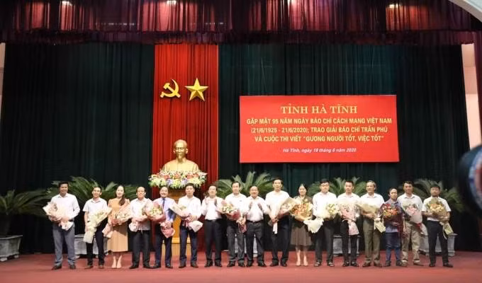 Lãnh đạo tỉnh Hà Tĩnh tặng hoa chúc mừng các cơ quan báo chí trên địa bàn.