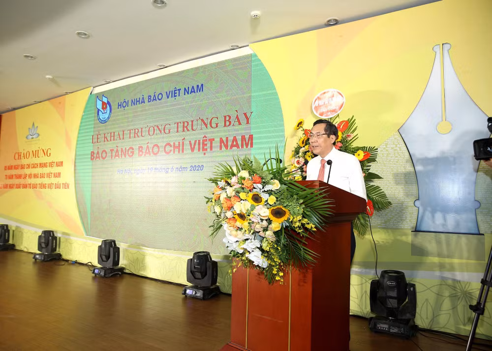 Ông Thuận Hữu, Ủy viên Trung ương Đảng, Tổng Biên tập báo Nhân dân, Phó Trưởng ban Tuyên giáo Trung ương, Chủ tịch Hội Nhà báo Việt Nam phát biểu tại buổi lễ. Ảnh: Sơn Hải