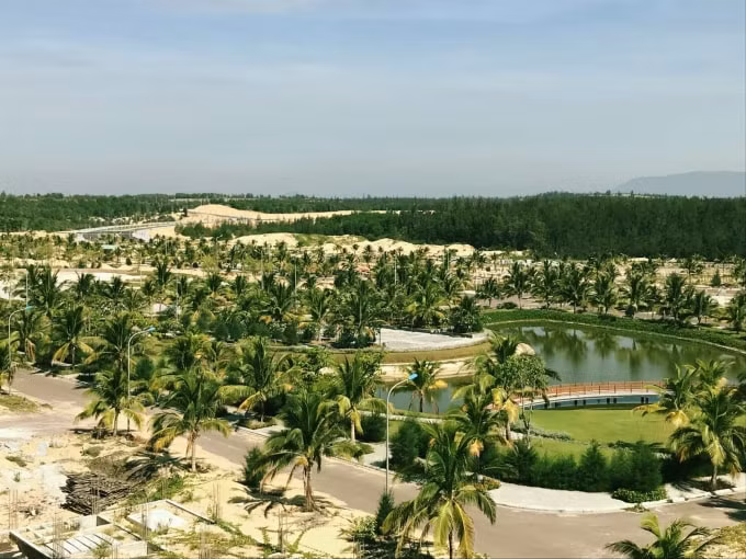 Hạng mục thi công hồ cảnh quan tại FLC Lux City Quy Nhon cũng đã dần hoàn thiện.