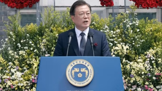 Tổng thống Hàn Quốc Moon Jae-in chấp thuận đơn từ chức của Bộ trưởng thống nhất - Ảnh: Reuters