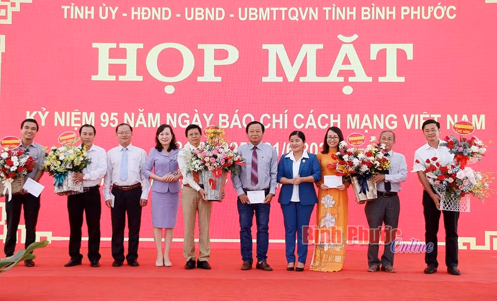 Các lãnh đạo tỉnh tặng hoa chúc mừng các cơ quan báo chí Trung ương thường trú tại Bình Phước và báo chí tỉnh(ảnh: baobinhphuoc).