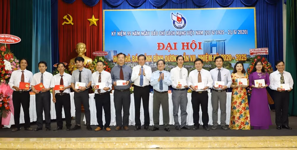 Lãnh đạo Hội Nhà báo Việt Nam, đại diện lãnh đạo tỉnh trao Kỷ niệm chương cho các nhà báo(ảnh: baobinhduong).