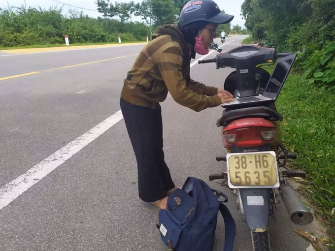 Phóng viên Quỳnh Nga, Báo Nông thôn ngày nay xử lý tin tức ngay dọc đường. Ảnh: T.P.