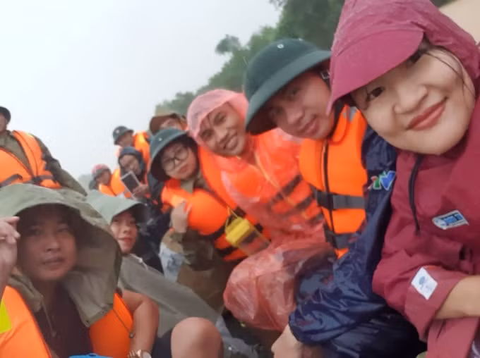 Nhóm phóng viên thường trú Hà Tĩnh cùng các lực lượng chức năng đi thuyền vào vùng 